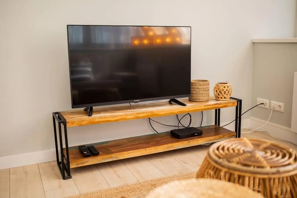 Tastefully 2 Bedroom Serviced Apartment 76M2 -Kb22- Rotterdam Netherlands